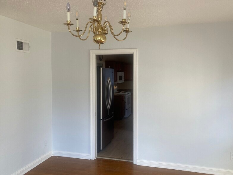 Building Photo - 130 E 48th St