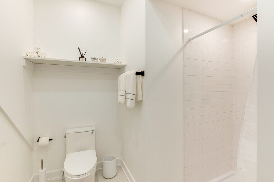 Building Photo - 1032 McLean Ave