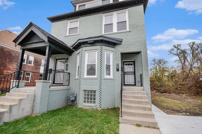 Building Photo - Lower Unit - Newly Constructed - 2 bed/2 b...