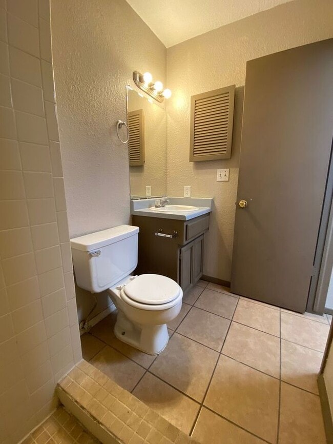 Building Photo - 2 Bedroom Townhome with Refrigerated Air