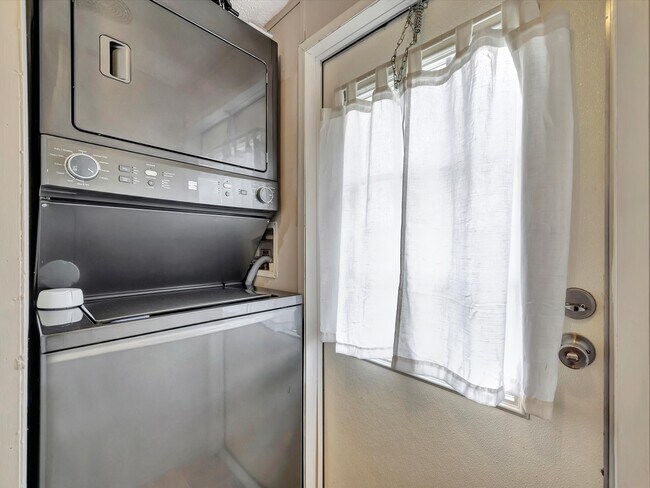 Building Photo - 506 Main St