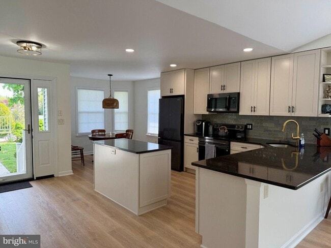 Building Photo - 113 Loganberry Ln