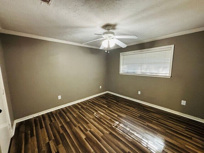 Building Photo - 709 Greenfield Dr