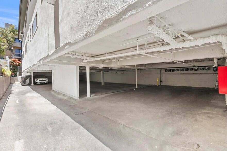 Building Photo - 739 N Sweetzer Ave