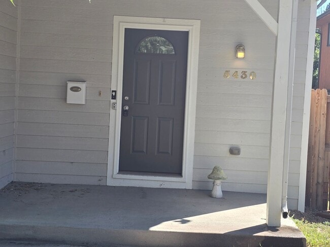 Building Photo - Three-bedroom condo in Denver boasts a lar...