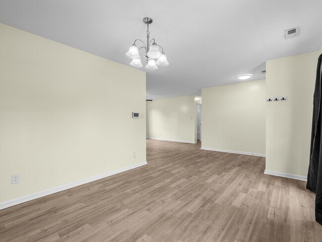 Building Photo - 103 Oakwood Ct