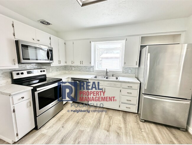 Building Photo - MOVE IN SPECIAL - 4 Bed 2 Bath House - PET...