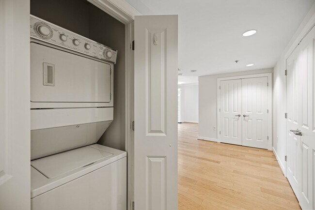 Building Photo - Gallery Place Large Studio | 1 Bath | 660 Sf