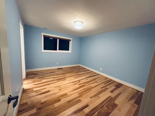 Building Photo - Le and Delisi - Bellevue Duplex