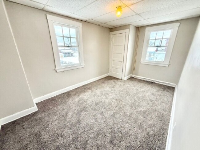 Building Photo - 866 Vankirk St