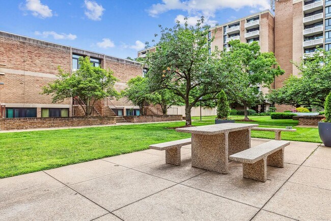 Building Photo - Chic Two-Level Condo in Prime SW Waterfront Location
