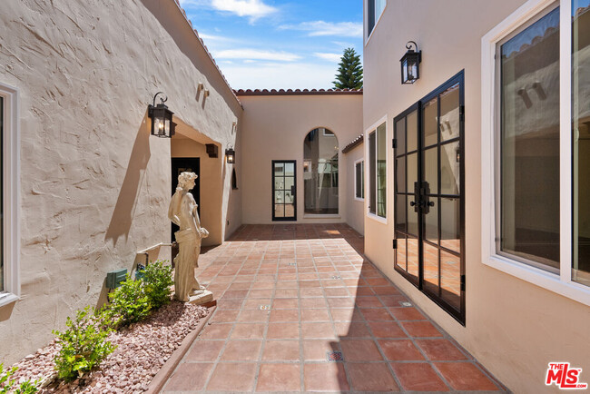 Building Photo - 1527 N Beverly Dr