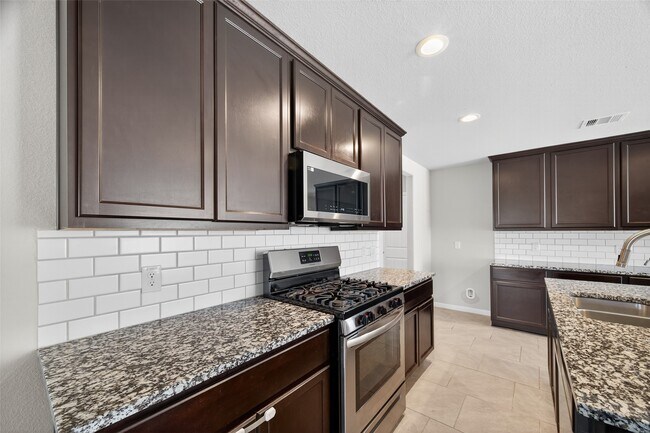 Building Photo - 718 Harvest Bluff Dr