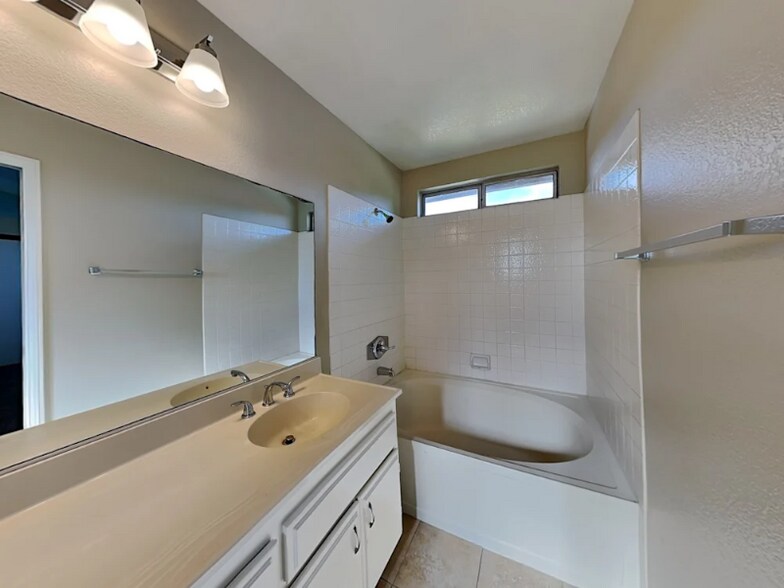 Building Photo - 24805 Half Dome Ct