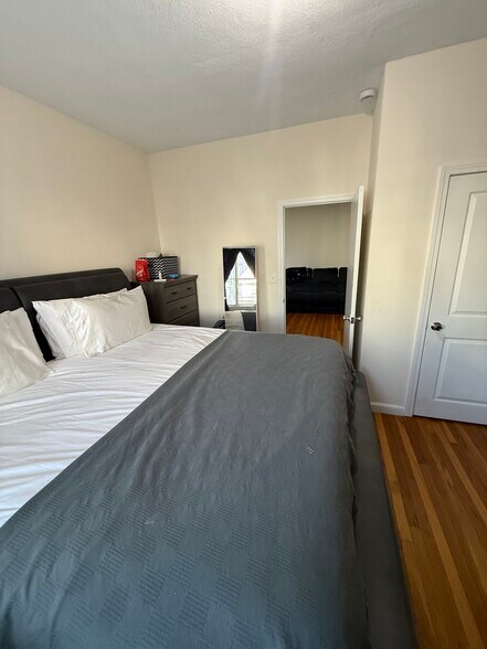 Building Photo - 57 Irving St