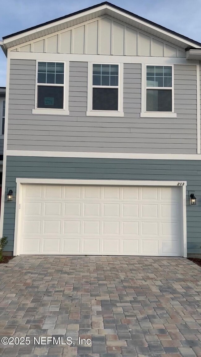 Building Photo - 213 Silver Myrtle Ct