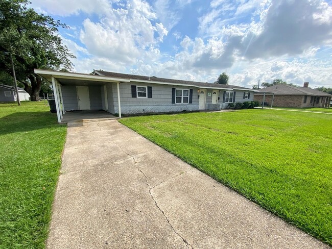 Primary Photo - Apartment For Rent Near McNeese State Univ...