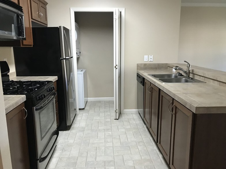 Kitchen - 15054 NW Central Dr