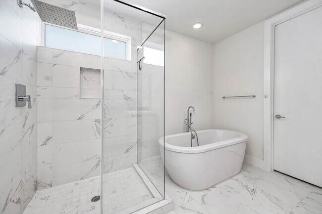 Building Photo - 5519 Paraiso Pl
