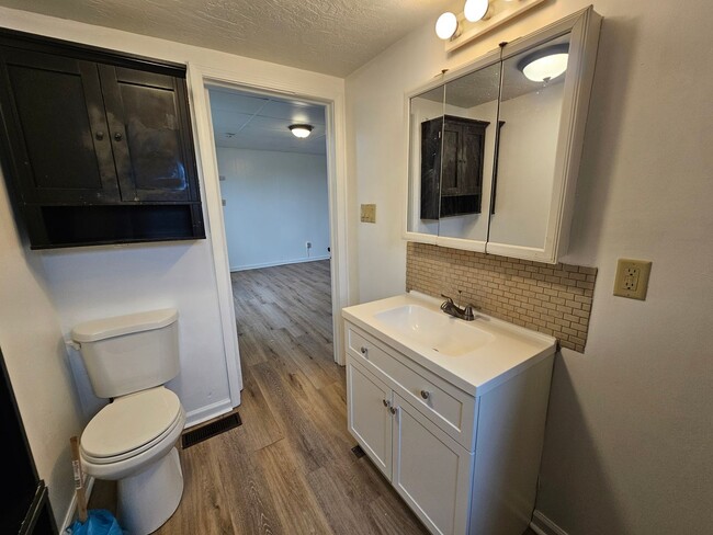 Building Photo - Spacious 3 bedroom 1 bath townhouse for re...