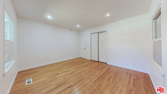 Building Photo - 1107 S Bundy Dr