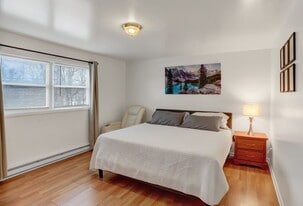 Building Photo - 1615 N River Rd