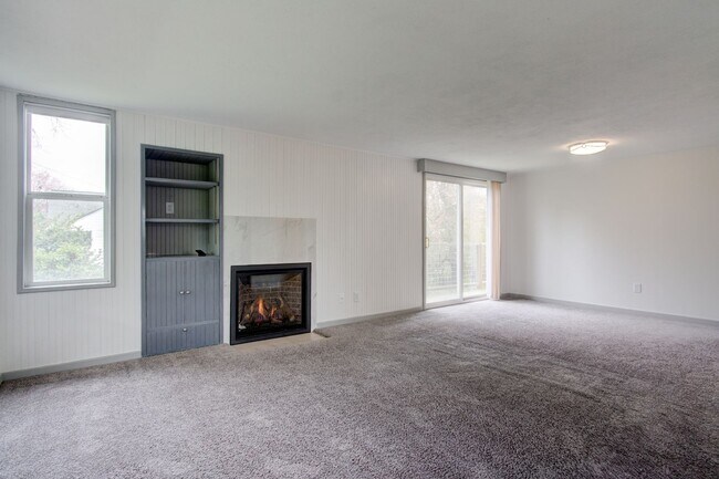 Building Photo - 3 bedroom/3 Bathroom House- In Town with Large yard