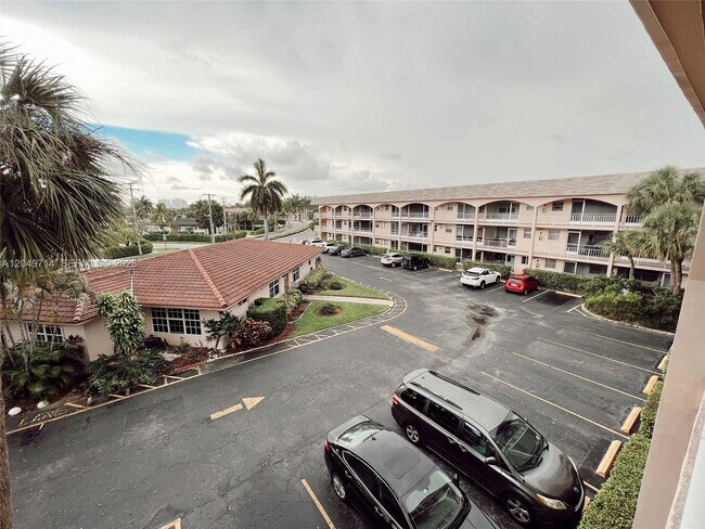 Building Photo - 501 Blue Heron Dr