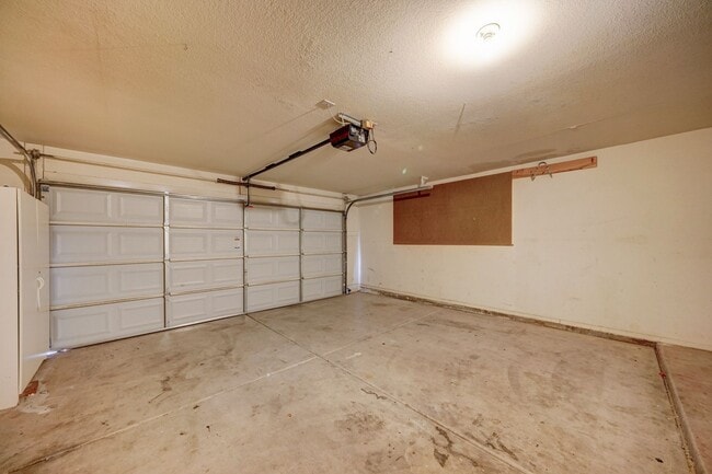 Building Photo - AVAILABLE NOW!!!!!