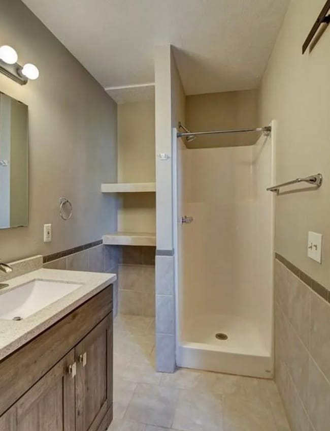 Building Photo - Must See 3 Bedroom Near Creighton!!