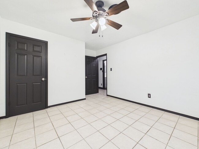 Building Photo - 619 SW 45th St