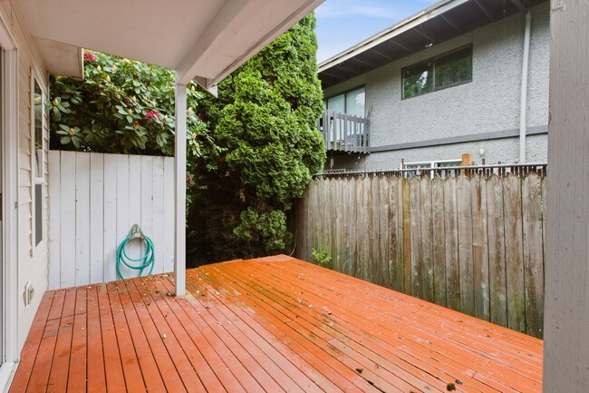 Building Photo - Peaceful Corner Townhome in the Heart of Sumner