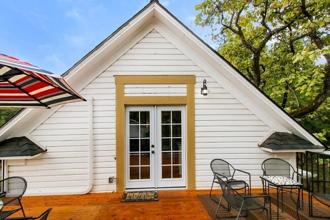 Building Photo - The Loft: Furnished Jacksonville Suite! Grand Deck with Views, King Bed $300 Utility Fee