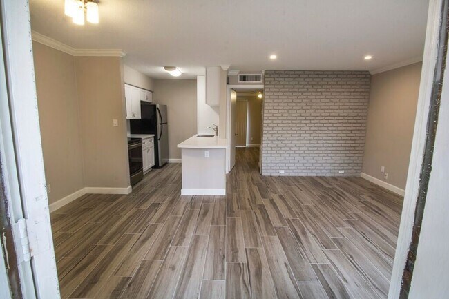 Building Photo - 2121 Fountain View Dr