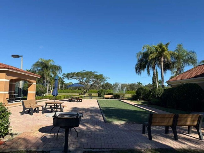 Building Photo - Remodeled, Move-In Ready 3-Bedroom Condo in Prime Naples Location