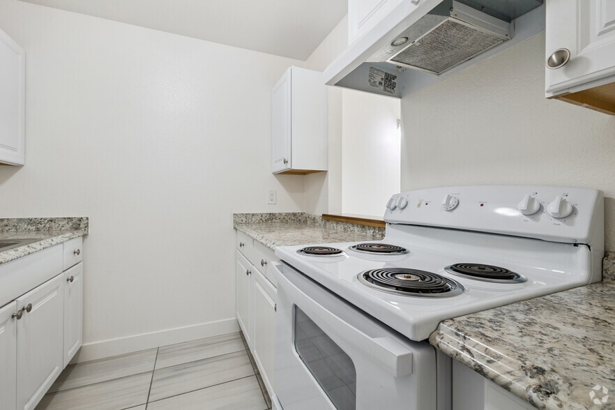 1BR, 1BA - 615SF - Kitchen - Amberwood Apartments
