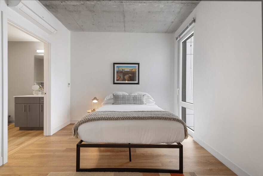 Building Photo - 853 W Blackhawk St