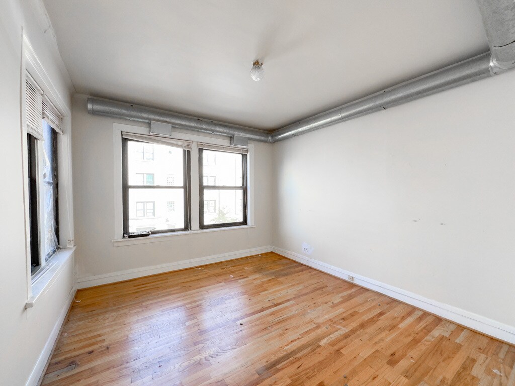 Building Photo - 2405 W Wilson Ave