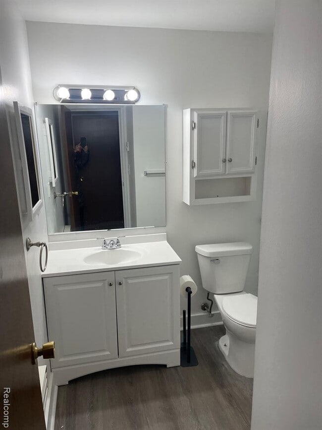 Building Photo - 1824 Colonial Village Way