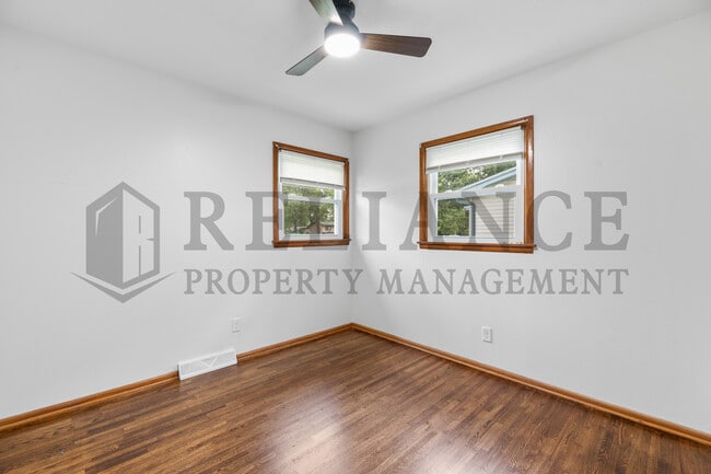 Building Photo - 211 E Meadowlark Rd