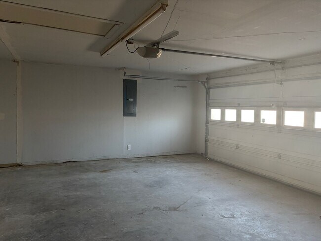 Building Photo - Remodeled 3/2/2 with Lots of Square Footage!