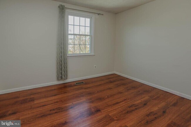 Building Photo - 359 Point to Point Rd