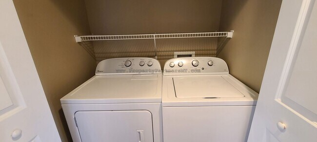 Building Photo - (August Free!) Beautiful 3 Bed 2.5 Bath To...