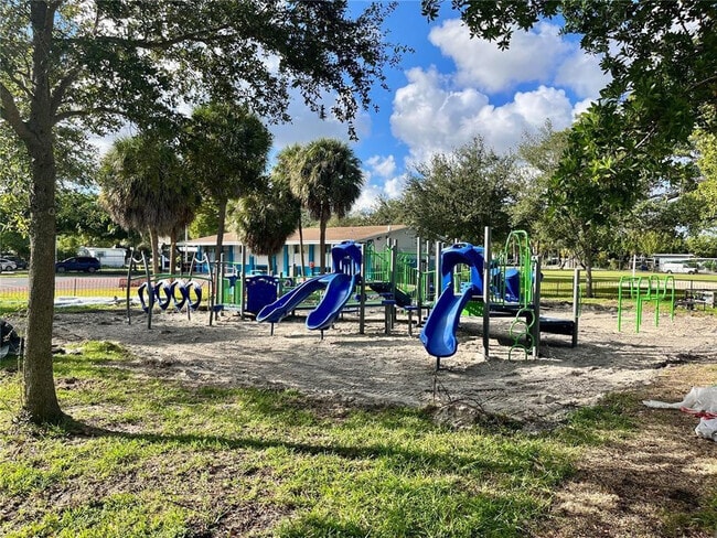 Building Photo - 2201 NE 135th Ln