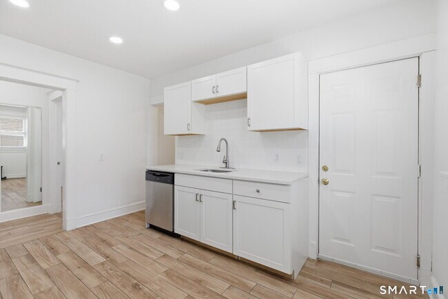 Building Photo - 21 Quintard Terrace