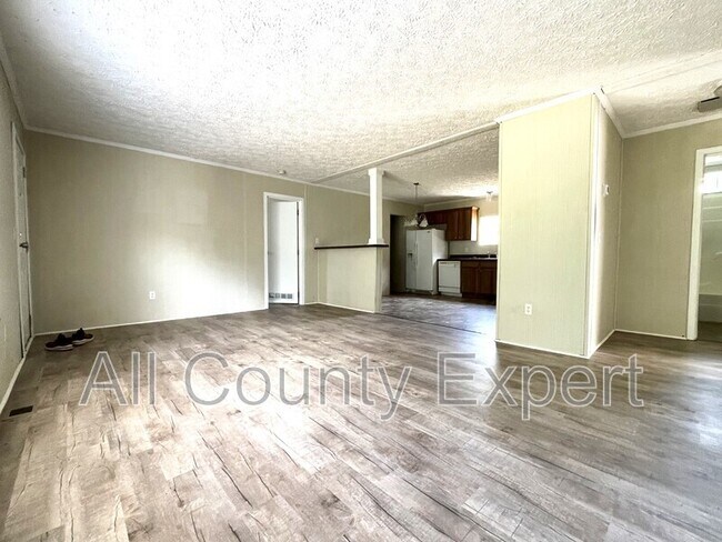 Building Photo - 327 Reavis Mountain Rd