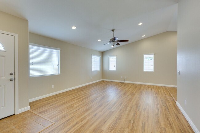 Building Photo - Single story 3 bedroom home in a lovely NW...