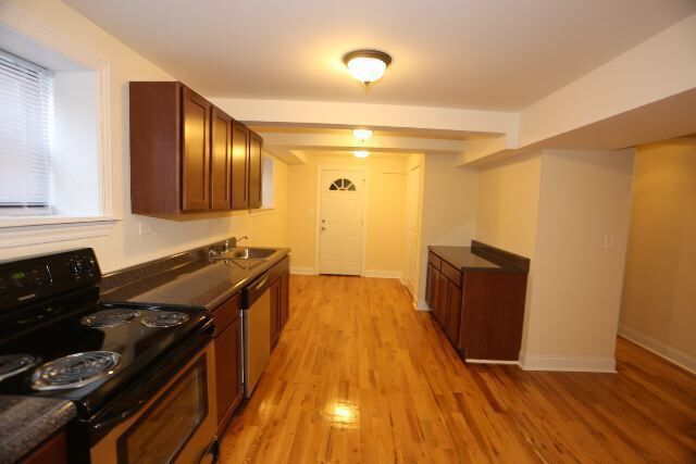 Building Photo - 1130 W Oakdale Ave