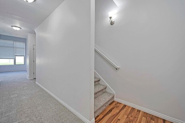 Building Photo - Beautiful 3 Bed Ivory Ridge T/home w 2 car...