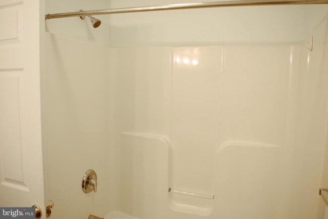 Building Photo - 2741 Roosevelt Dr